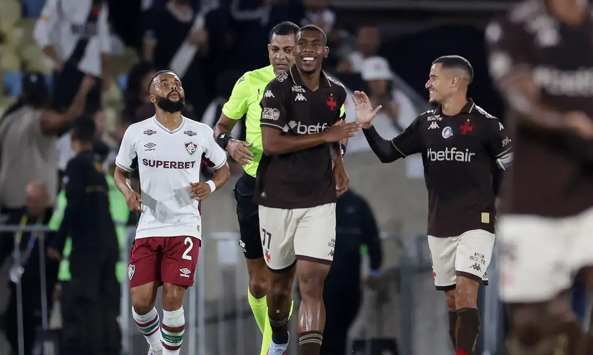 Brasileirão 2025: Vasco vence o Fluminense no Maracanã