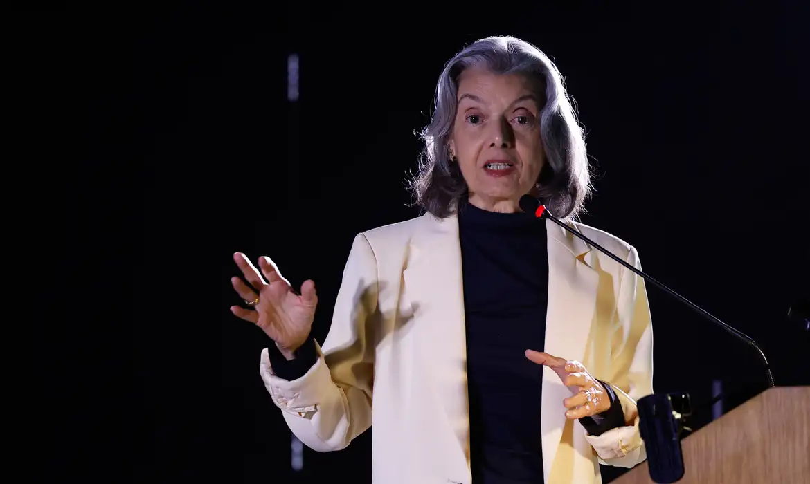 Carmén Lúcia: “ditadura é como erva daninha que precisa ser cortada”